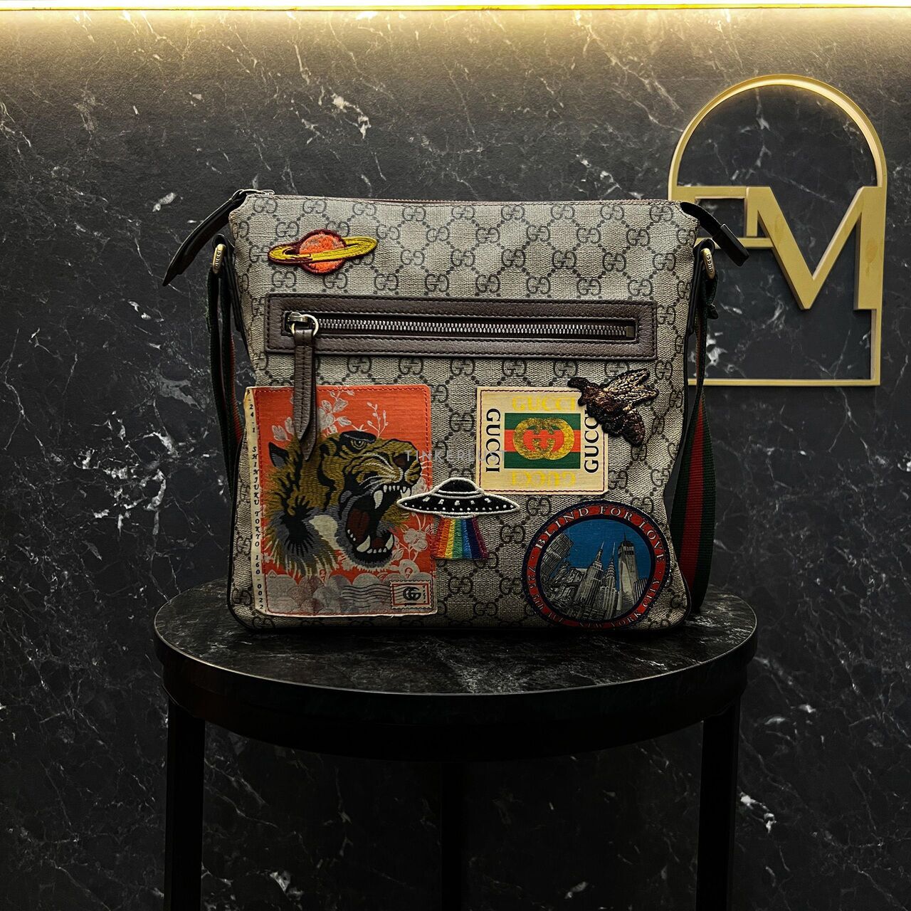 Gucci courrier gg supreme messenger bag on sale